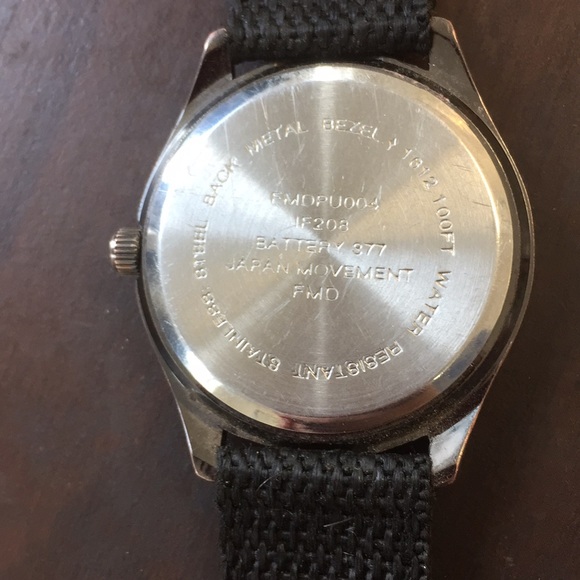 This a water resistant watch that go under 100 ft - Picture 2 of 3